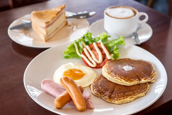 Taza de café con un desayuno en la cafetería — Foto de Stock