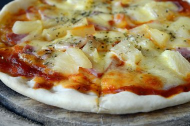 Hawai Pizza ahşap tepsi üzerinde kapat