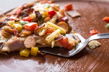 Hawaiian kaldırdı Pizza dilimi