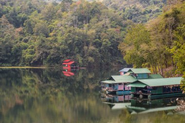 Tayland Barajı içinde yüzen.