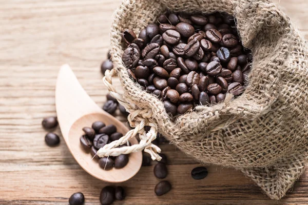 Studio Shot of Coffee Beans w torbie — Zdjęcie stockowe