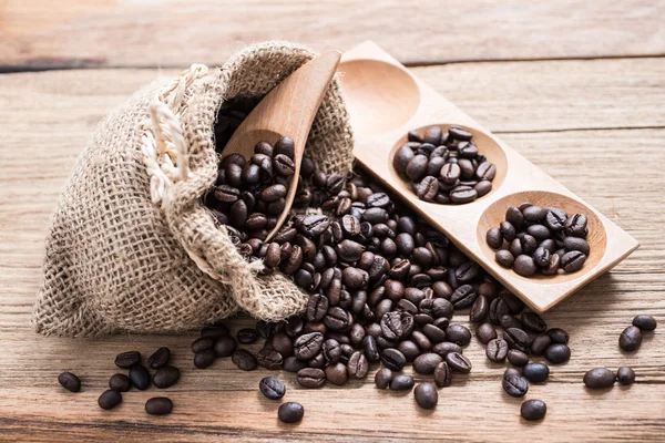Студійний знімок кавових зерен у сумці — стокове фото