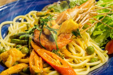 Baharatlı karidesli spagetti