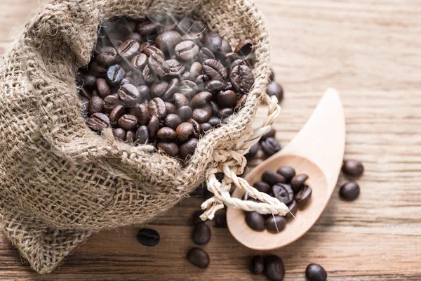 Studio Shot of Coffee Beans w torbie — Zdjęcie stockowe