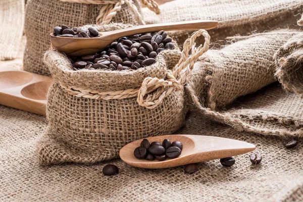 Coffee beans in coffee bag made from burlap — Stock Photo, Image