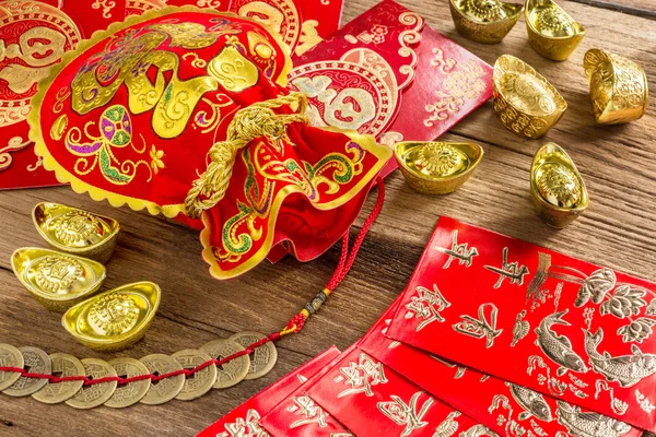 Decoración de año nuevo chino, bolso rojo chino y lingotes de oro — Foto de Stock