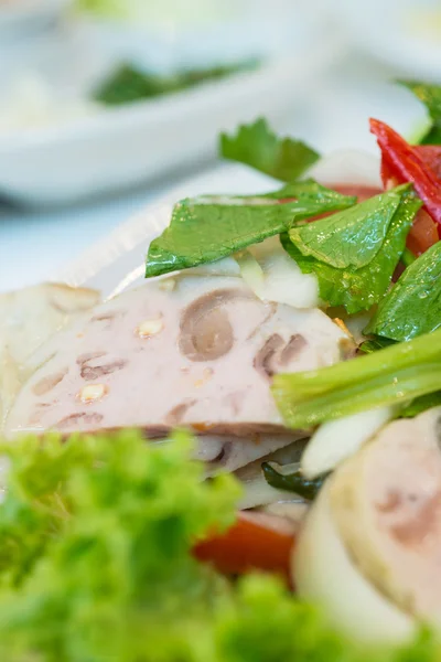 Gros plan sur la cuisine thaïlandaise salade de porc épicée — Photo