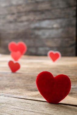 Eski rustik ahşap arka plan üzerinde kırmızı Valentine Kalpler