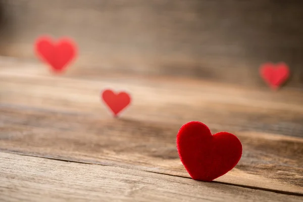 Rosso cuori di San Valentino su vecchio sfondo in legno rustico — Foto Stock