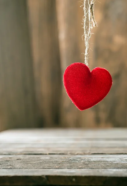 Corazón rojo de San Valentín sobre fondo rústico de madera — Foto de Stock