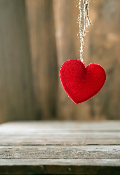 Rosso cuori di San Valentino su vecchio sfondo in legno rustico — Foto Stock