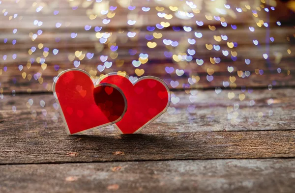 Dois corações vermelhos no fundo de madeira — Fotografia de Stock