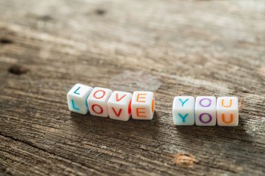 Bloklar halinde yazılı aşk mesajı