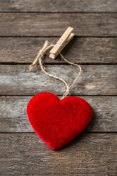 Czerwone serca na drewnianym tle — Zdjęcie stockowe