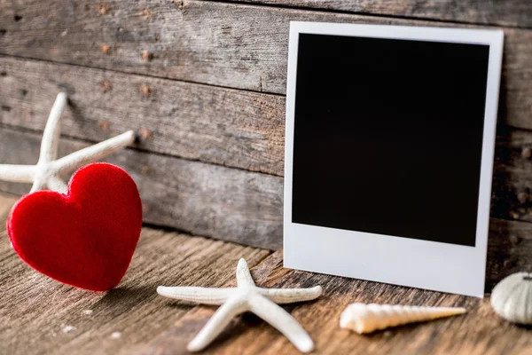 Fotolijsten en valentines day hart over houten achtergrond — Stockfoto