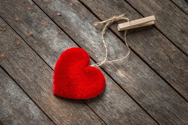 Corazones rojos sobre fondo de madera —  Fotos de Stock