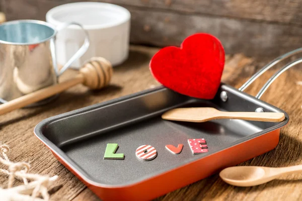 The word love in frying pan for Love or Heart Healthy — Stock Photo, Image