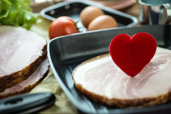 Heart in a frying pan for Love or Heart Healthy Cooking Concept — Stock Photo, Image