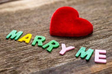 Evlen benimle renk kağıt tarafından yazılmış mesaj