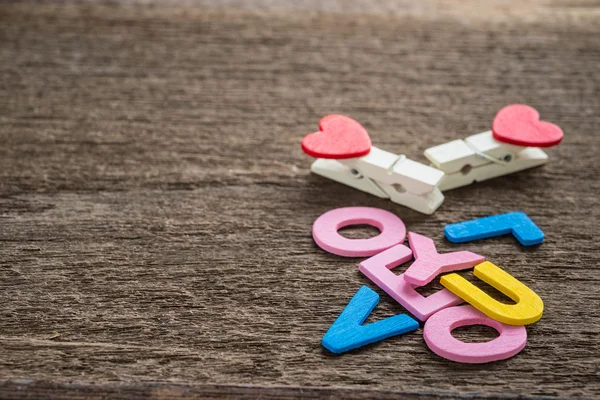 Liefde bericht geschreven op houten achtergrond — Stockfoto