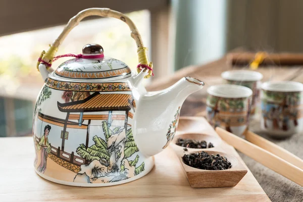 Starožitné čínská čajová sada na dřevěný stůl — Stock fotografie