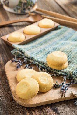 Dokuma kumaş ahşap tepsi kurabiye