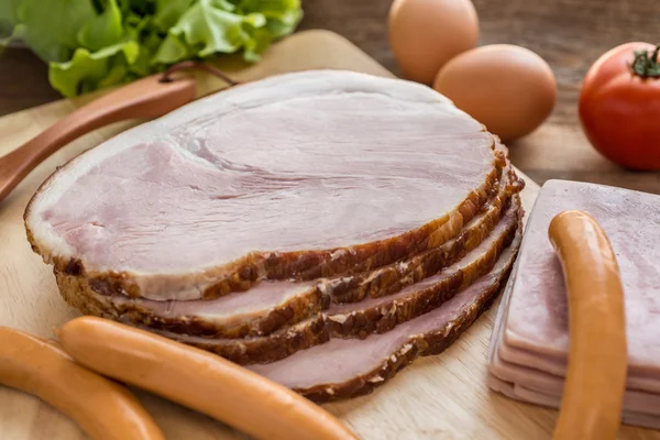 Carne ahumada y embutidos con tomate y huevos — Foto de Stock