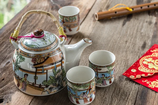 木製のテーブルにアンティークの中国茶セット — ストック写真