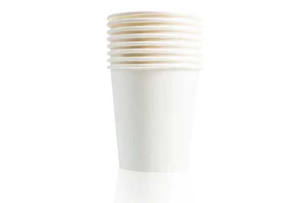 Tasses en papier jetables sur fond blanc — Photo