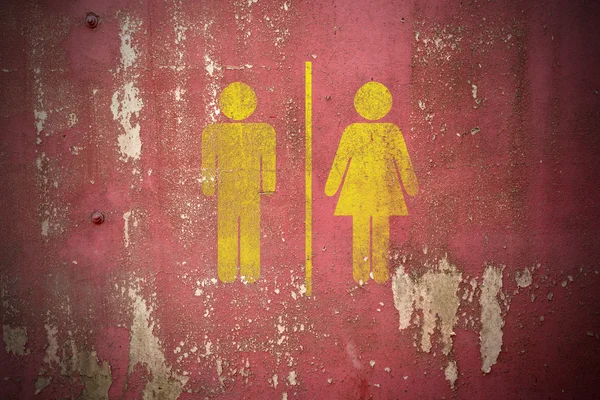 Фігури чоловіка і жінки на тріснутому бетоні — стокове фото