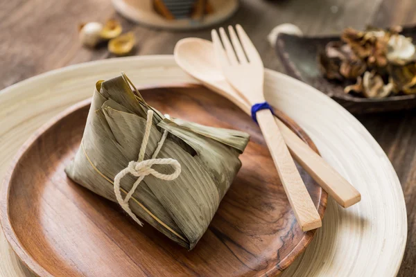 Zongzi o albóndigas de arroz pegajoso con té — Foto de Stock