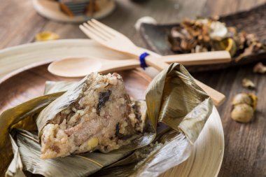 Zongzi veya çay ile yapışkan pirinç hamur tatlısı