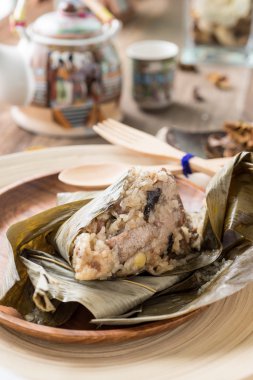 Zongzi veya çay ile yapışkan pirinç hamur tatlısı