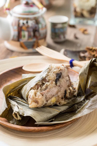 Zongzi o albóndigas de arroz pegajoso con té — Foto de Stock