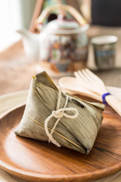 Zongzi o albóndigas de arroz pegajoso con té — Foto de Stock