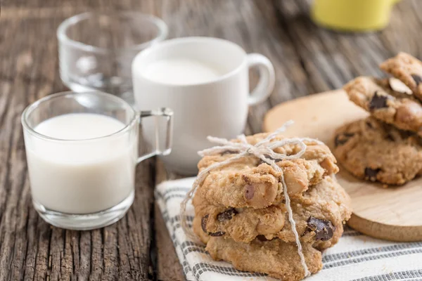 Пачка шоколадного печенья и стакан молока — стоковое фото