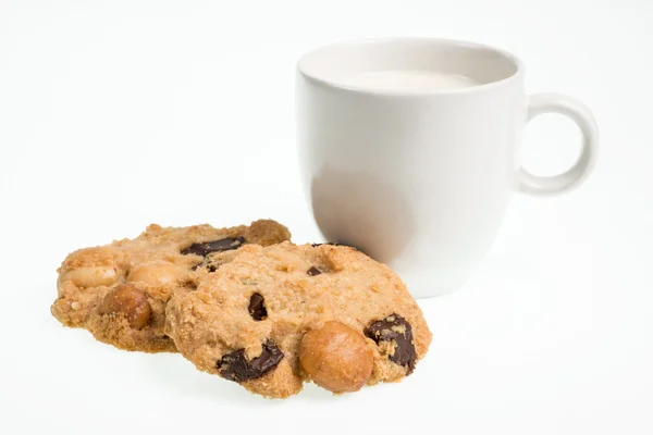 Taza de leche y galletas aisladas sobre fondo blanco —  Fotos de Stock