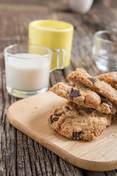 Stack of Chocolate chip cookie and glass of milk — Stock Photo, Image