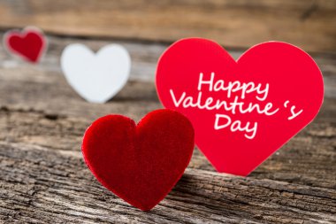 Eski rustik ahşap arka plan üzerinde kırmızı Sevgililer Kalpler