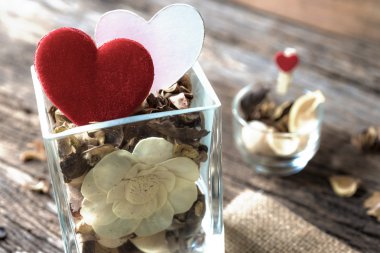 Eski rustik ahşap arka plan üzerinde kırmızı Valentine Kalpler