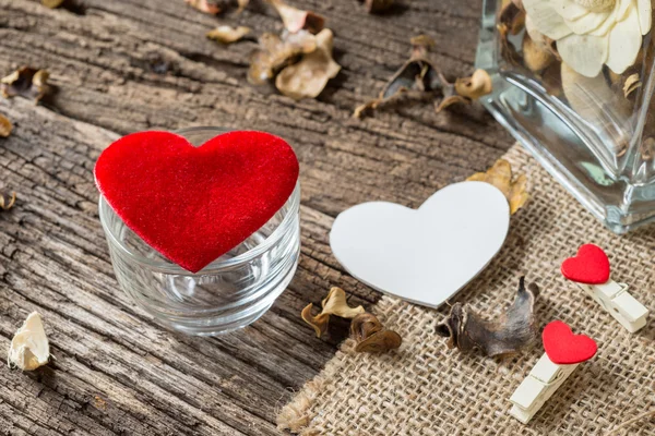 Eski rustik ahşap arka plan üzerinde kırmızı Sevgililer Kalpler — Stok fotoğraf