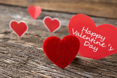 Eski rustik ahşap arka plan üzerinde kırmızı Sevgililer Kalpler