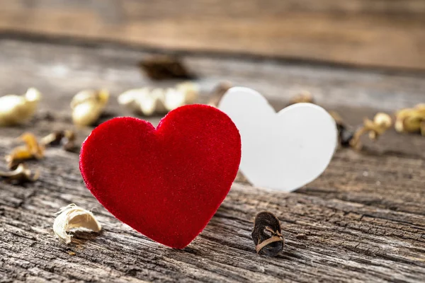 Corazón rojo de San Valentín sobre fondo rústico de madera — Foto de Stock