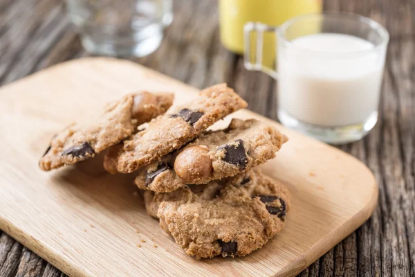 Pila de galletas con chispas de chocolate y vaso de leche — Foto de Stock