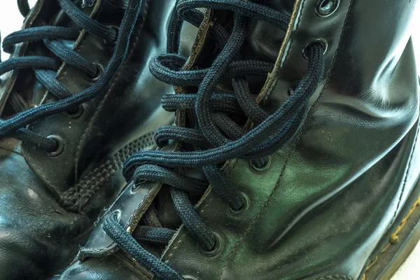 Izolované použité bojové kožené boty — Stock fotografie