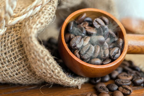 Coffee beans in coffee bag made from burlap — Stock Photo, Image