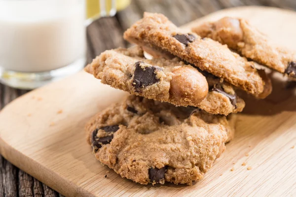 Pilha de biscoito de chocolate e copo de leite — Fotografia de Stock