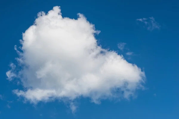 Bulutlara yakın mavi gökyüzü — Stok fotoğraf