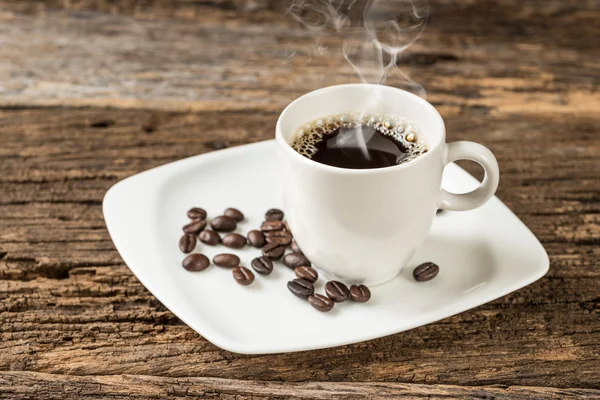 暖かいコーヒー カップの古い木製の背景 — ストック写真