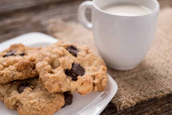 Bir yığın çikolatalı kurabiye ve bir bardak süt. — Stok fotoğraf